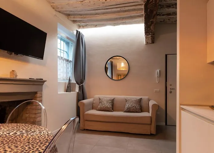 Borgo Degli Studi 7 *